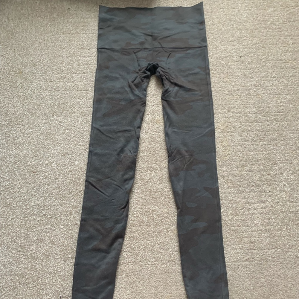 Size small black Camo leggings
